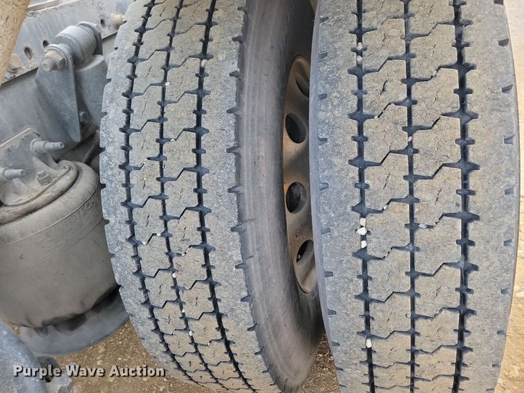 image for item NB9982 2014 Freightliner Cascadia 125 semi truck