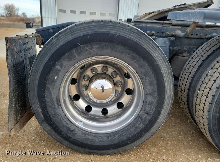 image for item NB9982 2014 Freightliner Cascadia 125 semi truck