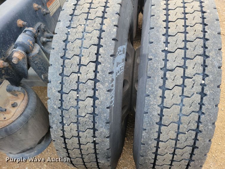 image for item NB9982 2014 Freightliner Cascadia 125 semi truck