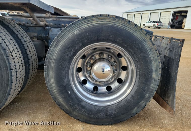 image for item NB9982 2014 Freightliner Cascadia 125 semi truck