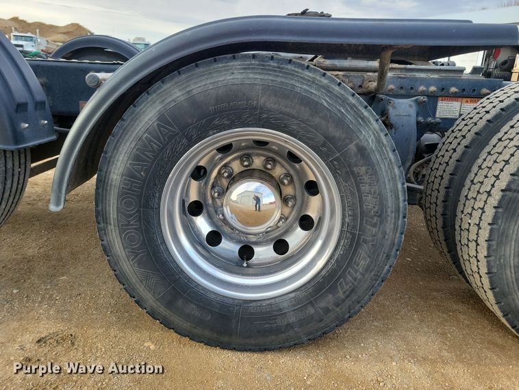 image for item NB9982 2014 Freightliner Cascadia 125 semi truck