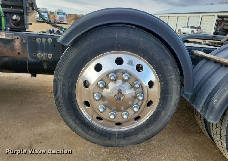 image for item NB9982 2014 Freightliner Cascadia 125 semi truck