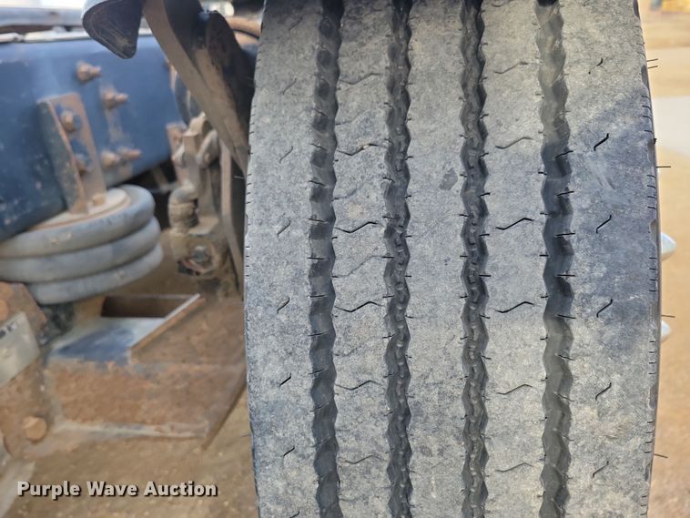 image for item NB9982 2014 Freightliner Cascadia 125 semi truck