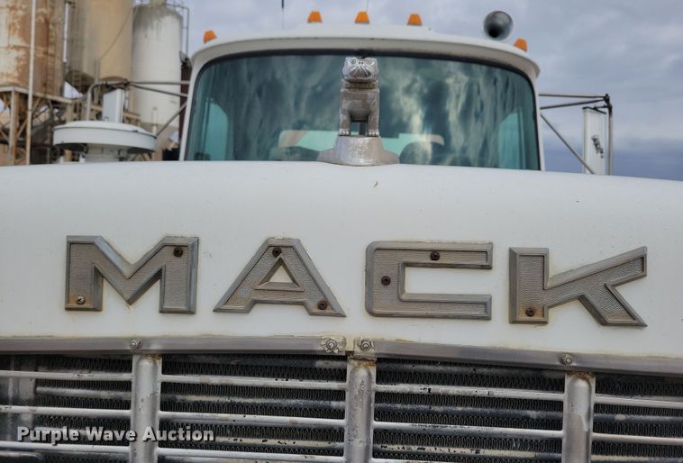 image for item NB9983 1991 Mack RD690S ready mix truck