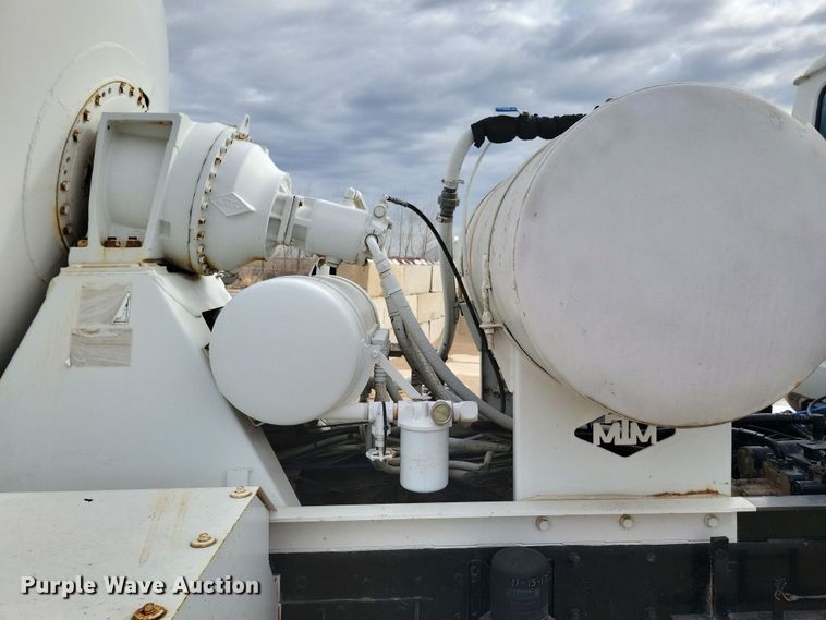 image for item NB9983 1991 Mack RD690S ready mix truck