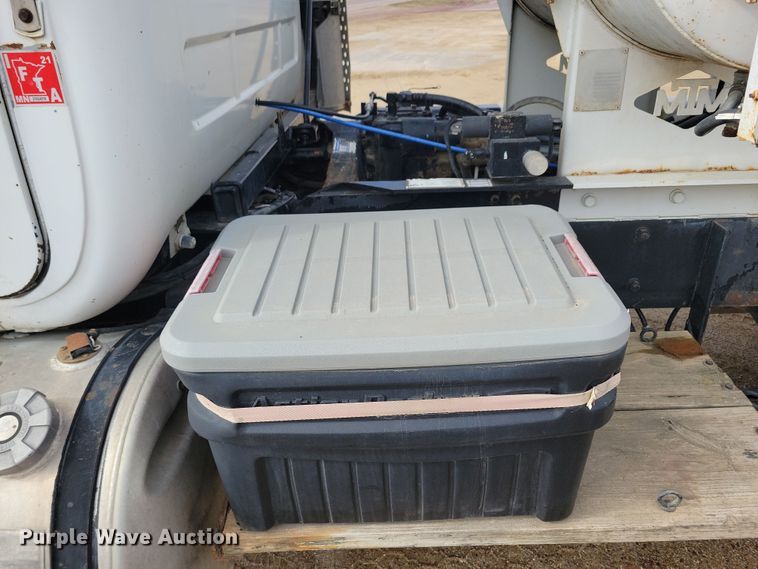 image for item NB9983 1991 Mack RD690S ready mix truck