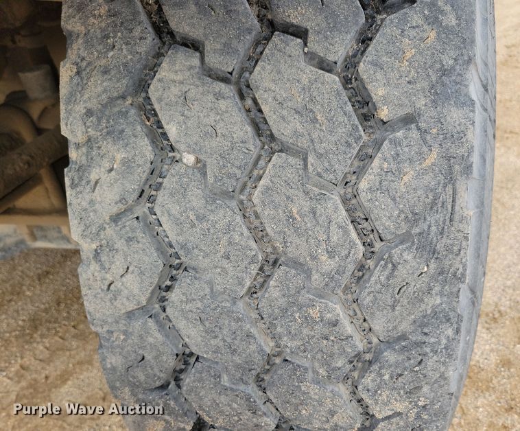 image for item NB9983 1991 Mack RD690S ready mix truck