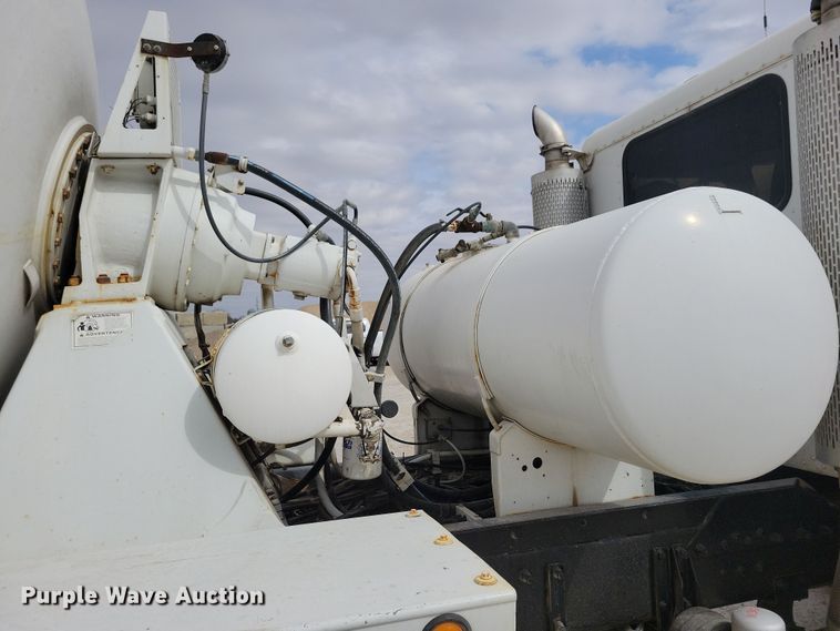 image for item NB9984 2004 Peterbilt 357 ready mix truck
