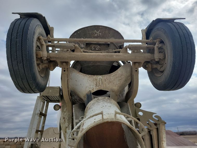 image for item NB9984 2004 Peterbilt 357 ready mix truck