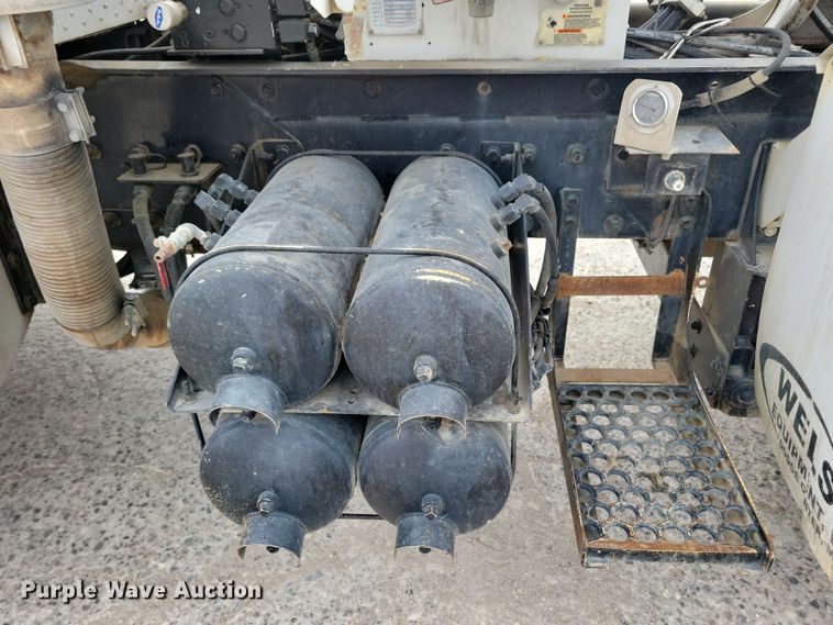 image for item NB9984 2004 Peterbilt 357 ready mix truck