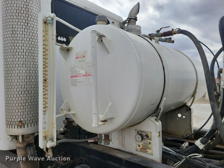 image for item NB9984 2004 Peterbilt 357 ready mix truck