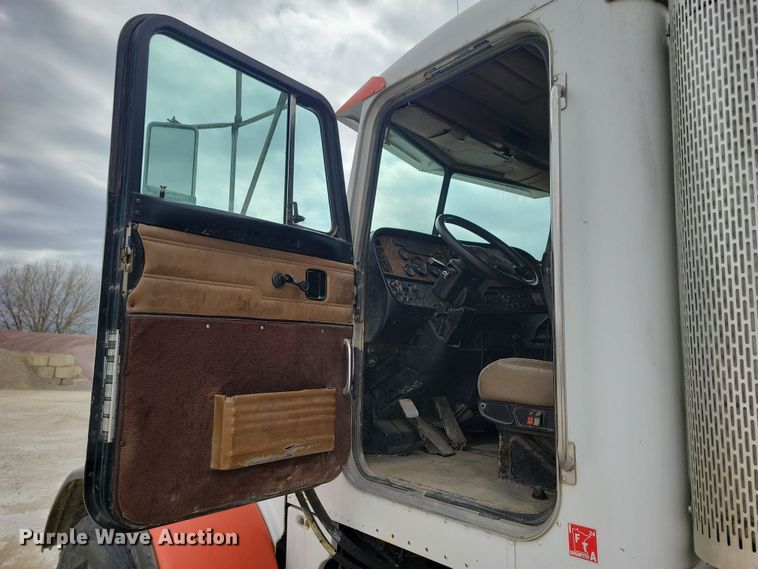 image for item NB9984 2004 Peterbilt 357 ready mix truck