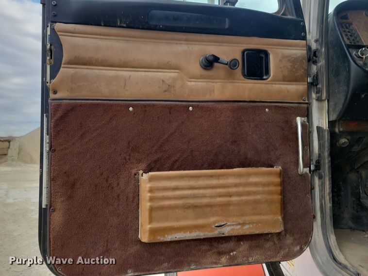 image for item NB9984 2004 Peterbilt 357 ready mix truck