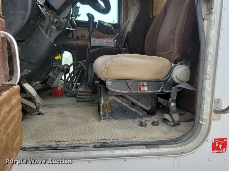 image for item NB9984 2004 Peterbilt 357 ready mix truck