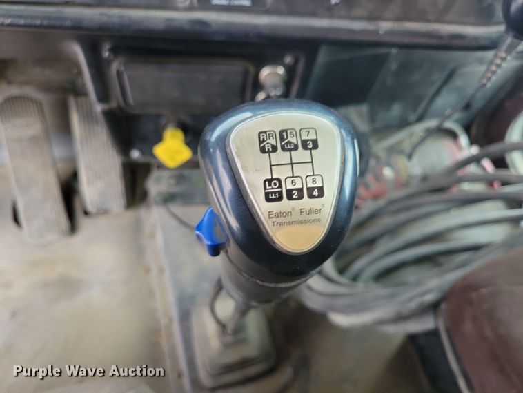 image for item NB9984 2004 Peterbilt 357 ready mix truck