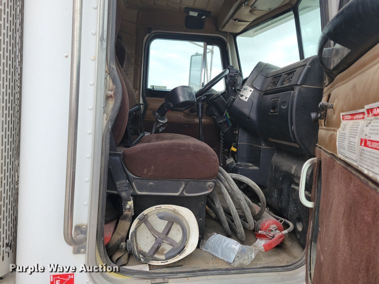 image for item NB9984 2004 Peterbilt 357 ready mix truck