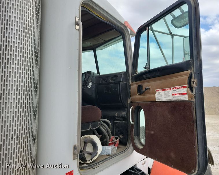 image for item NB9984 2004 Peterbilt 357 ready mix truck