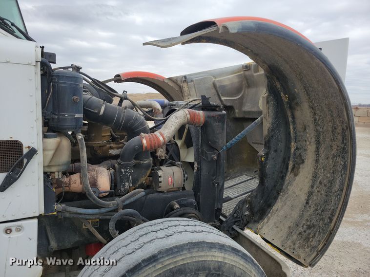 image for item NB9984 2004 Peterbilt 357 ready mix truck