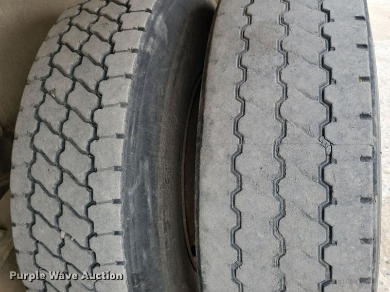 image for item NB9984 2004 Peterbilt 357 ready mix truck