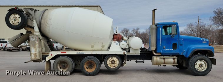 image for item NB9993 1998 International  Paystar 5000 ready mix truck
