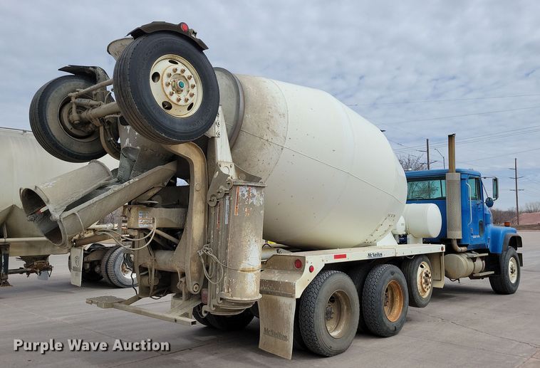 image for item NB9993 1998 International  Paystar 5000 ready mix truck