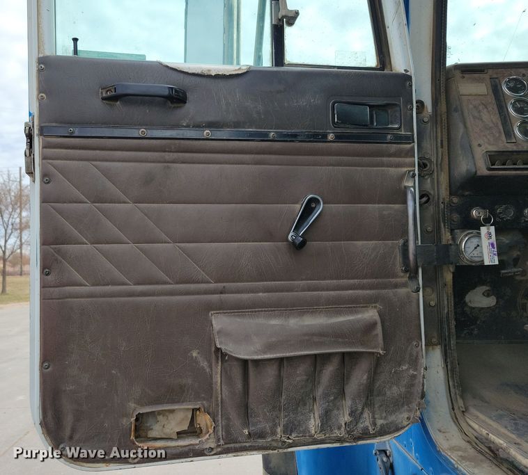 image for item NB9993 1998 International  Paystar 5000 ready mix truck