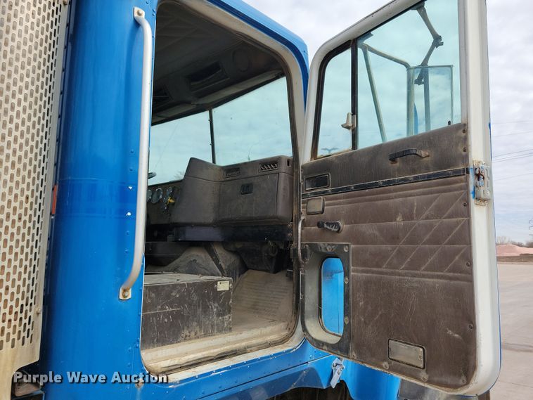 image for item NB9993 1998 International  Paystar 5000 ready mix truck