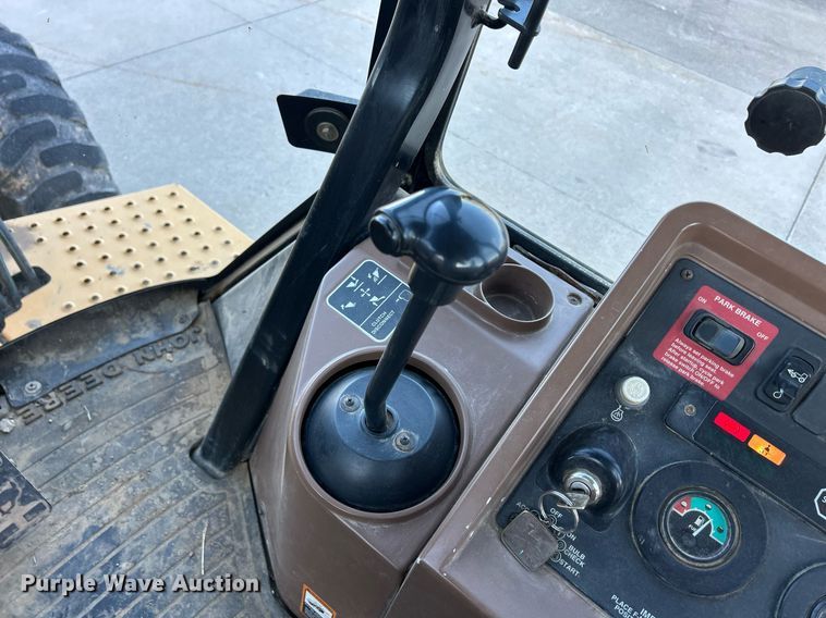 image for item ND9393 2000 John Deere 310SE backhoe