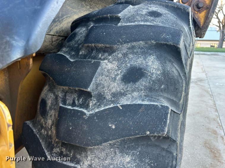 image for item ND9393 2000 John Deere 310SE backhoe