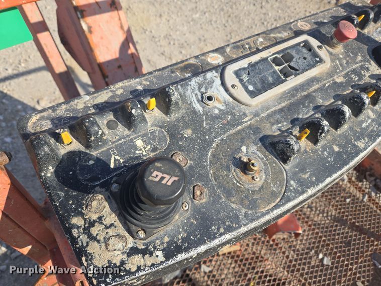 image for item ND9397 2002 JLG 600SJ boom lift