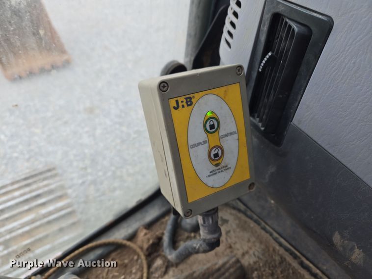 image for item ND9400 2010 Komatsu PC228USLC-3E0 excavator