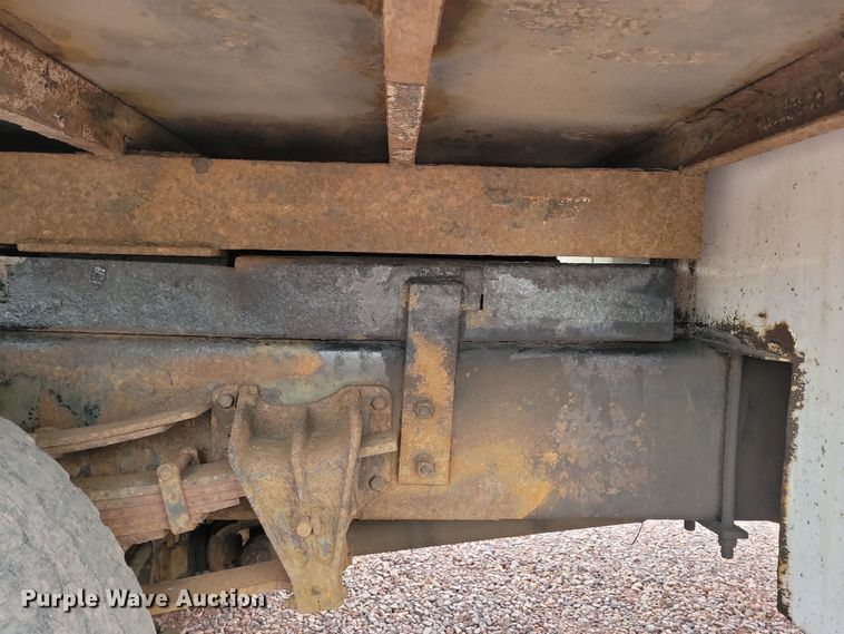 image for item NV9761 2001 International 4900 forestry bucket truck