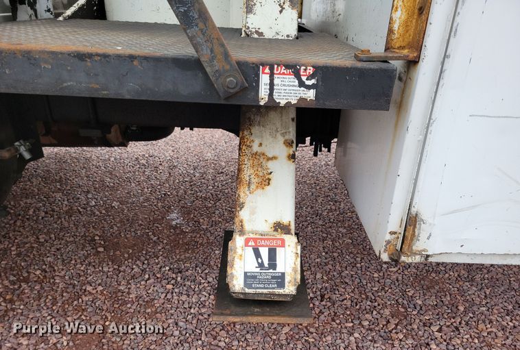 image for item NV9761 2001 International 4900 forestry bucket truck