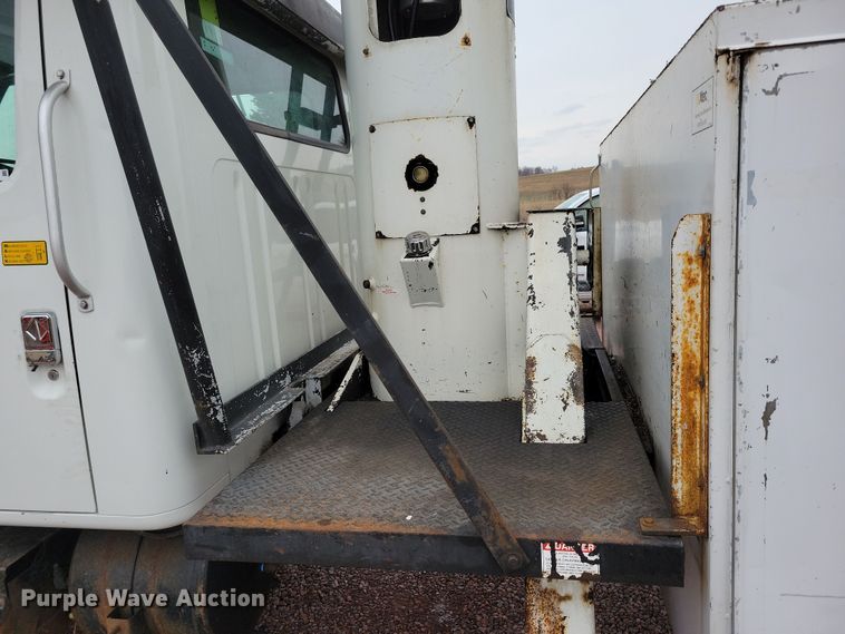 image for item NV9761 2001 International 4900 forestry bucket truck