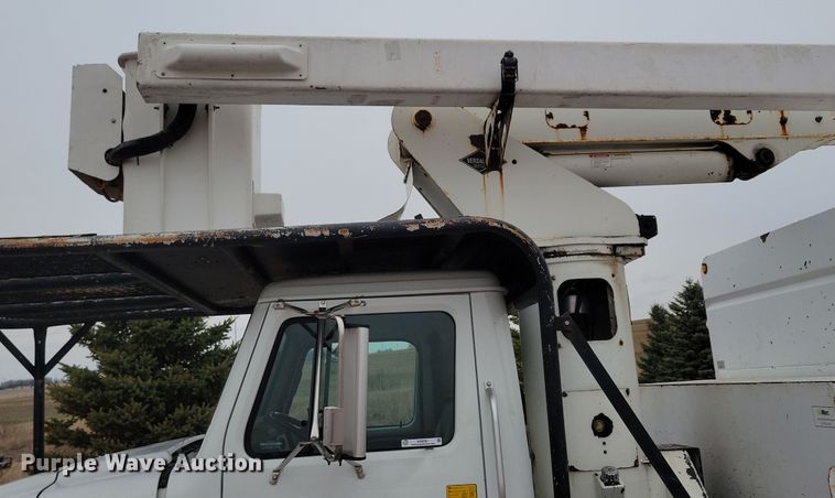 image for item NV9761 2001 International 4900 forestry bucket truck