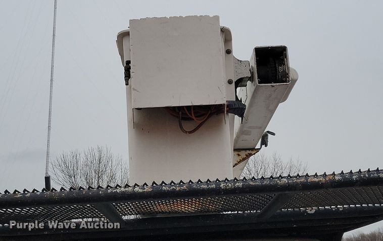 image for item NV9761 2001 International 4900 forestry bucket truck