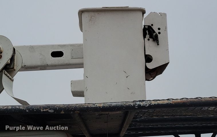 image for item NV9761 2001 International 4900 forestry bucket truck