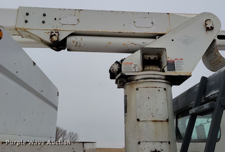 image for item NV9761 2001 International 4900 forestry bucket truck