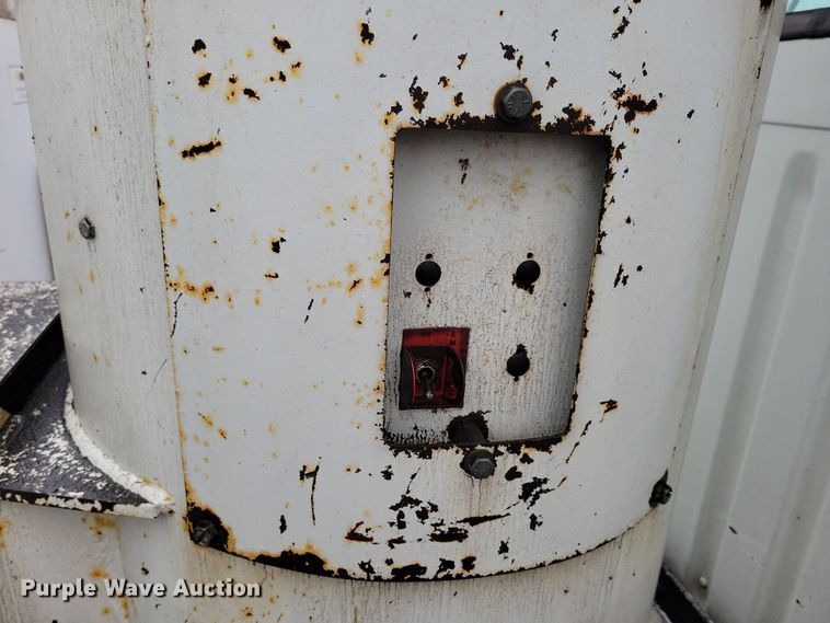 image for item NV9761 2001 International 4900 forestry bucket truck