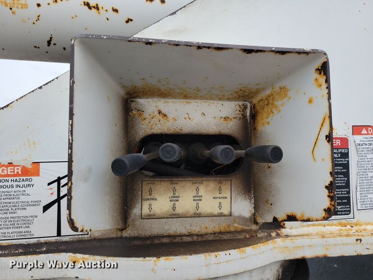 image for item NV9761 2001 International 4900 forestry bucket truck