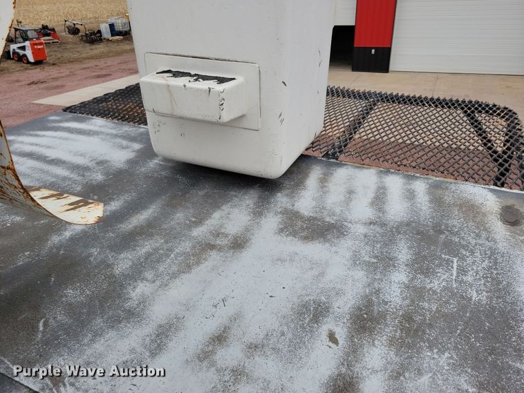 image for item NV9761 2001 International 4900 forestry bucket truck