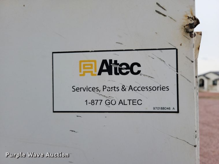 image for item NV9761 2001 International 4900 forestry bucket truck