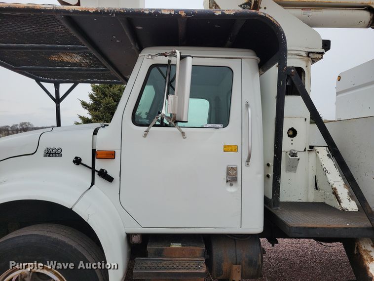 image for item NV9761 2001 International 4900 forestry bucket truck