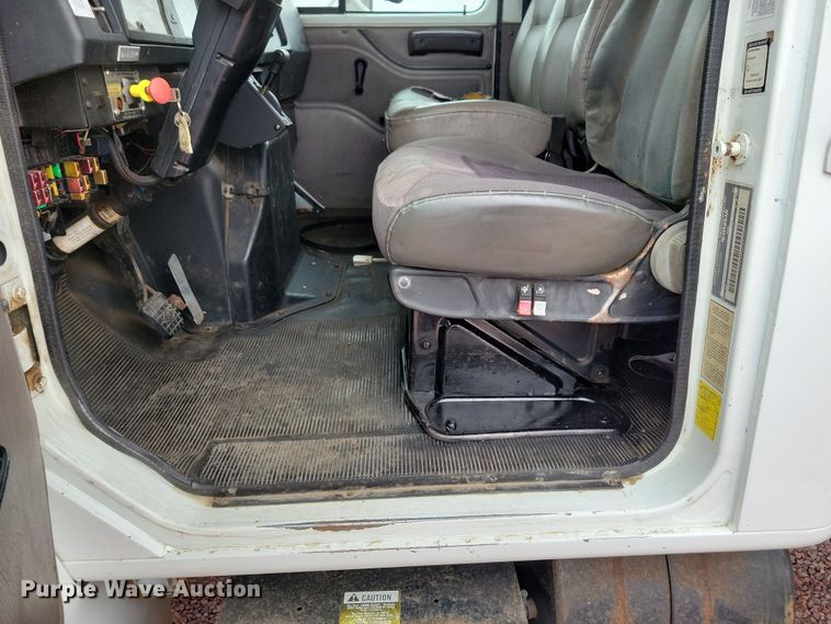 image for item NV9761 2001 International 4900 forestry bucket truck