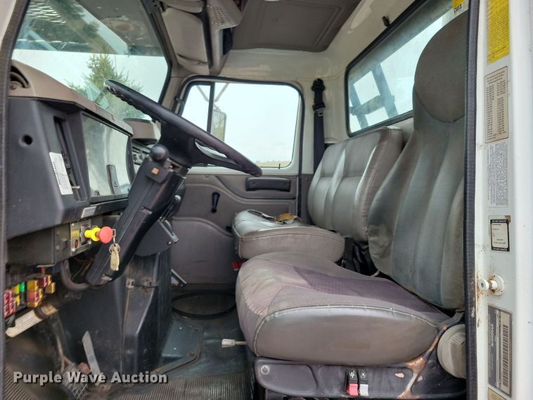 image for item NV9761 2001 International 4900 forestry bucket truck