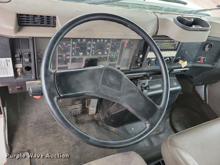 image for item NV9761 2001 International 4900 forestry bucket truck