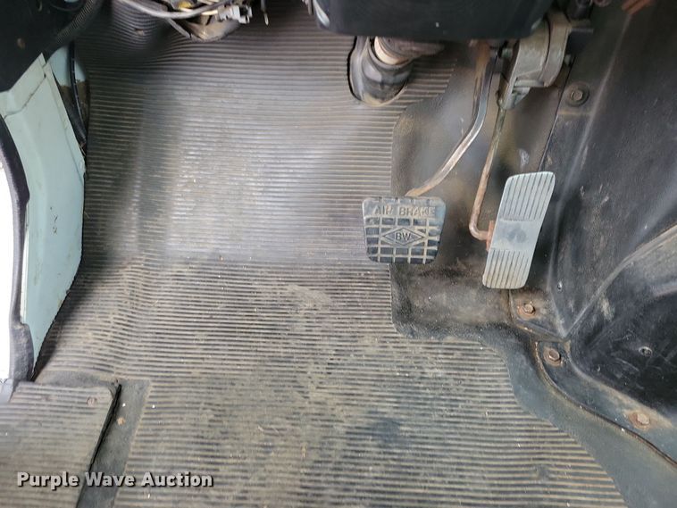 image for item NV9761 2001 International 4900 forestry bucket truck