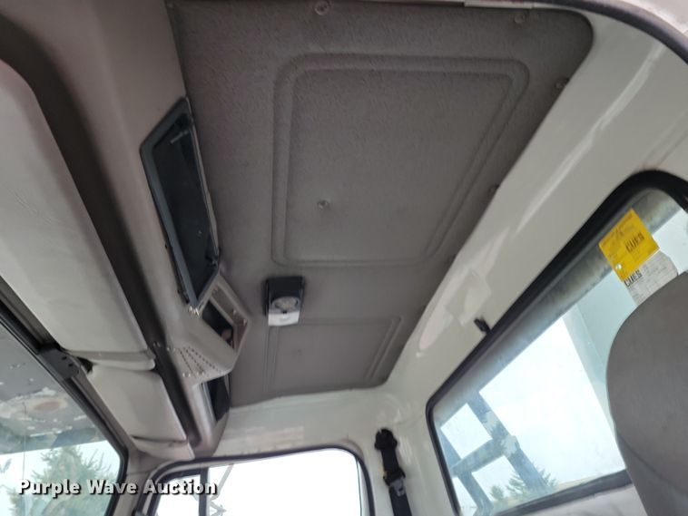 image for item NV9761 2001 International 4900 forestry bucket truck