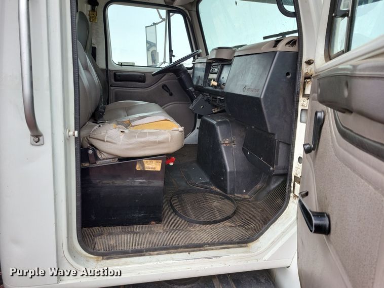 image for item NV9761 2001 International 4900 forestry bucket truck