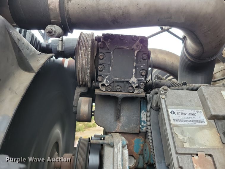 image for item NV9761 2001 International 4900 forestry bucket truck